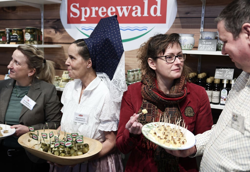 Die Grüne Woche ist ein Schaufenster der Agrarbranche: Brandenburgs Agrarministerin Hanka Mittelstädt (2. v.r) kostet an den Ständen der Aussteller in der Brandenburg-Halle.