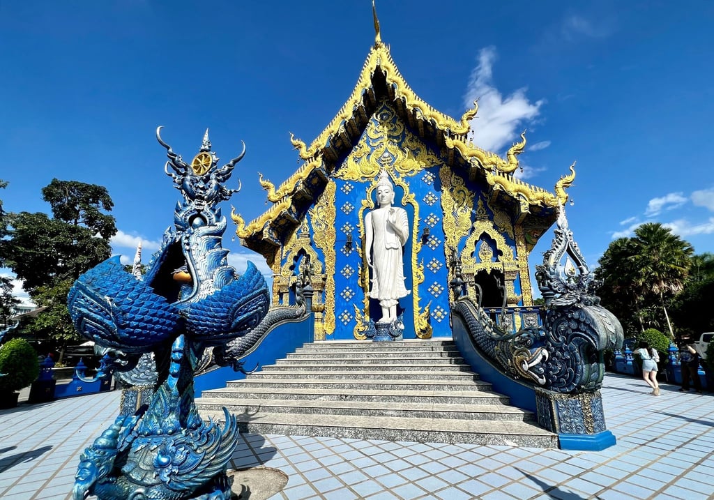 Auch bekannt als blauer Tempel: Der Wat Rong Suea Ten in der thailändischen Großstadt Chiang Rai.