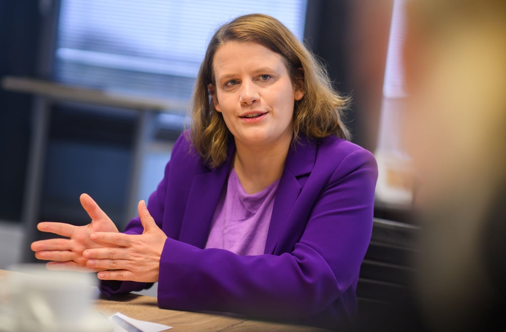 Insbesondere für junge Kinder könne der Social-Media-Konsum schädlich sein, warnt Ministerin Julia Willie Hamburg. (Archivbild)