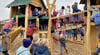 Die Begeisterung der Kinder, den neuen Spielplatz an der Grundschule Sandersdorf in Beschlag nehmen zu können, war riesengroß.