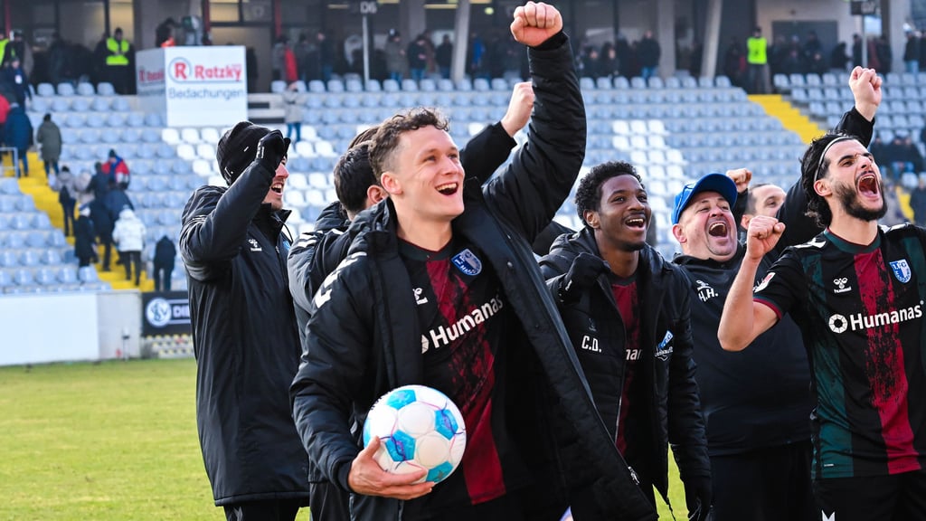 Martijn Kaars mit Spielball beim Jubel mit den FCM-Fans in Elversberg. Drei Tore hatte der Niederländer beim 5:2 selbst erzielt, auch an den anderen beiden war er unmittelbar beteiligt.