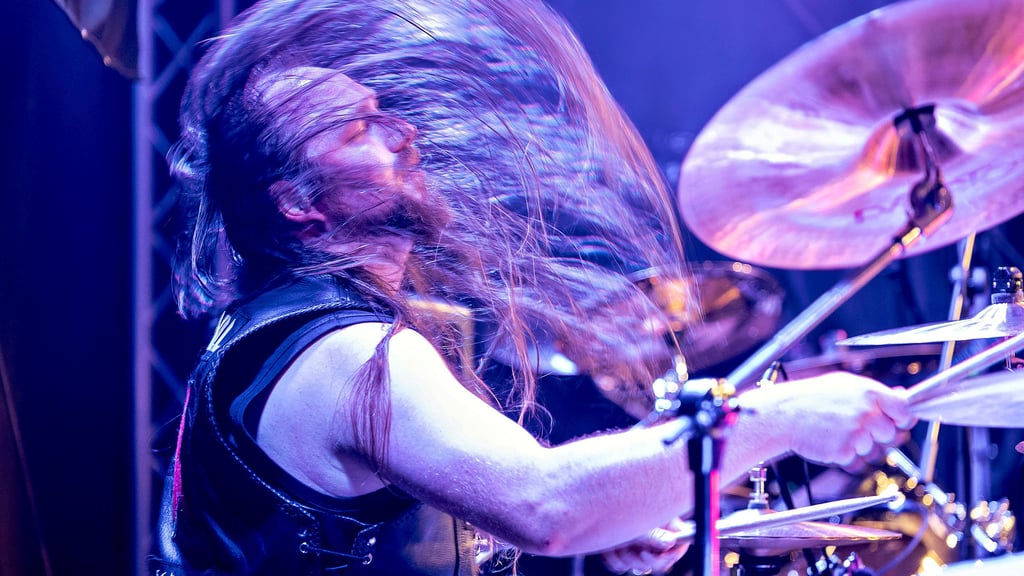Haedbangen vom Feinsten. Turbokill-Drummer Kevin Käferstein lässt bei der zweiten Auflage gekonnt die Haare fliegen.