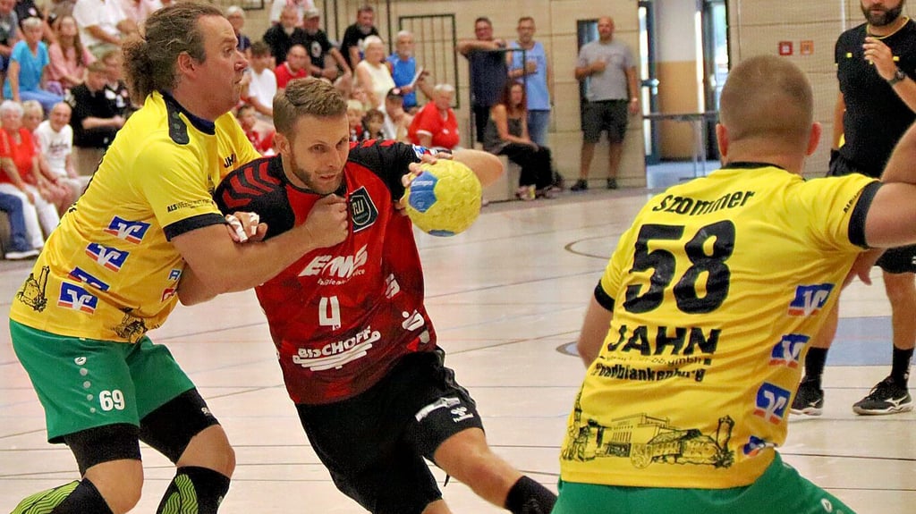 Justus Kluge (Mitte) traf im Rückspiel sieben Mal für den HV Rot-Weiss Staßfurt.