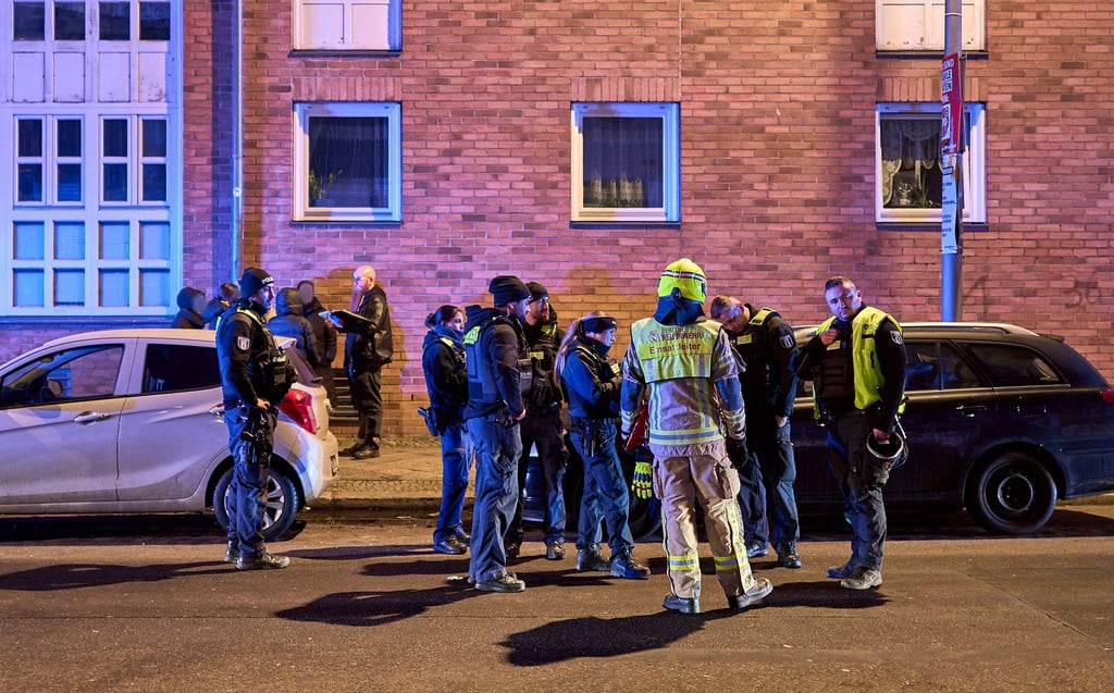 In Kreuzberg ist ein junger Mann durch Schüsse aus einer Schreckschusspistole vergangene Nacht am Bein verletzt worden.