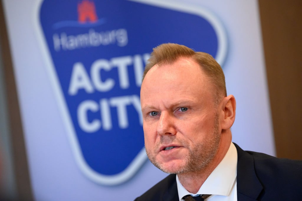 Nach den Attacken von HSV-Fans auf Anhänger des 1. FC Köln hat Hamburgs Innen- und Sportsenator Andy Grote (SPD) die Gewalt verurteilt.