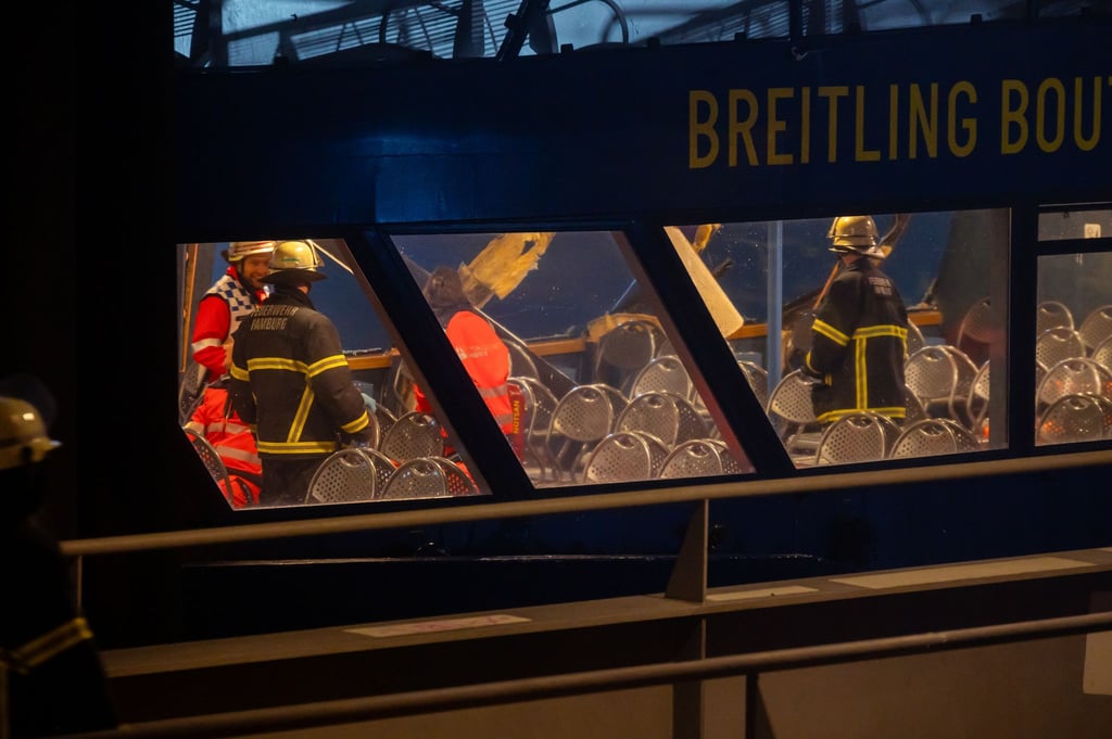 Mehr als 55 Kräfte von Feuerwehr und Polizei sind im Einsatz.