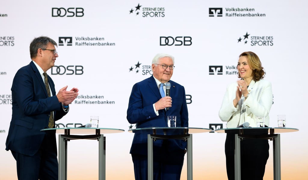 Thomas Weikert (l-r), Präsident des Deutschen Olympischen Sportbundes (DOSB), Bundespräsident Frank-Walter Steinmeier und Marija Kolak, Präsidentin des Bundesverbandes der Deutschen Volksbanken und Raiffeisenbanken (BVR), verleihen die „Sterne des Sports“ in Gold
