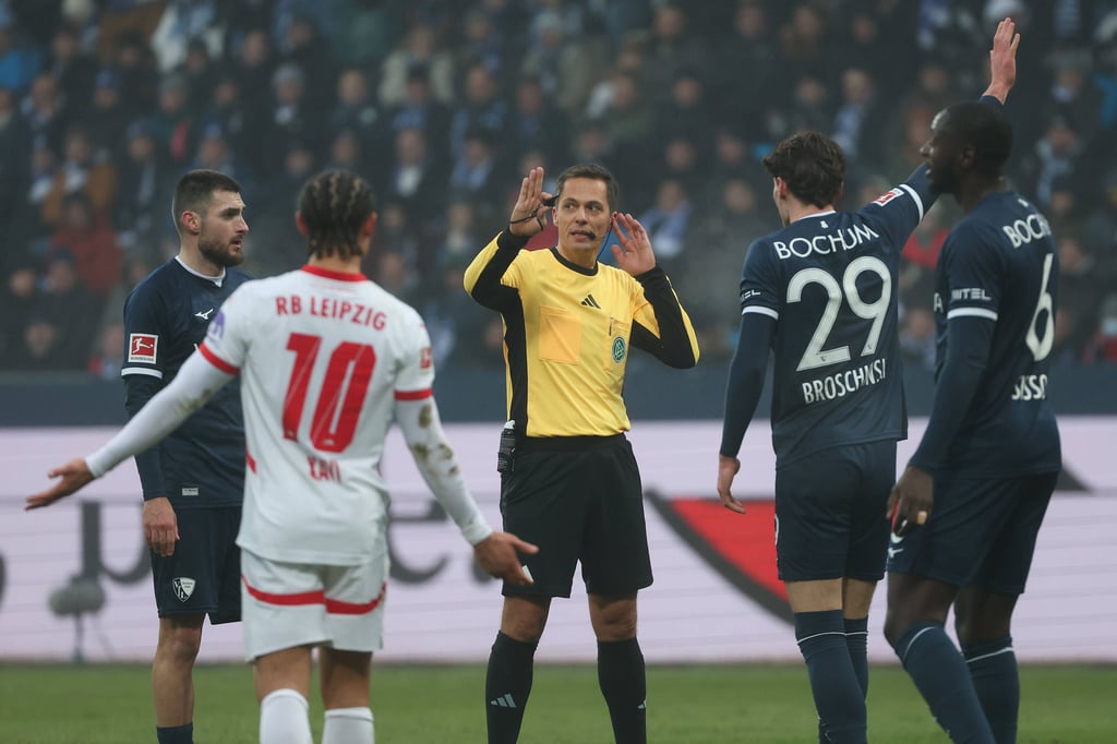 RB-Star Xavi Simons debattiert in Bochum mit Schiedsrichter Robert Hartmann