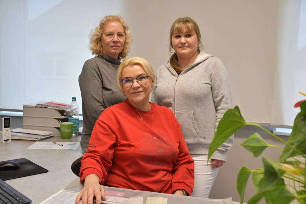 Frauenärtzin Elena Scholz, hier mit ihren Mitarbeiterinnen Susan Meyer (links) und Mandy Beißert (rechts), reagiert auf Spekulationen.