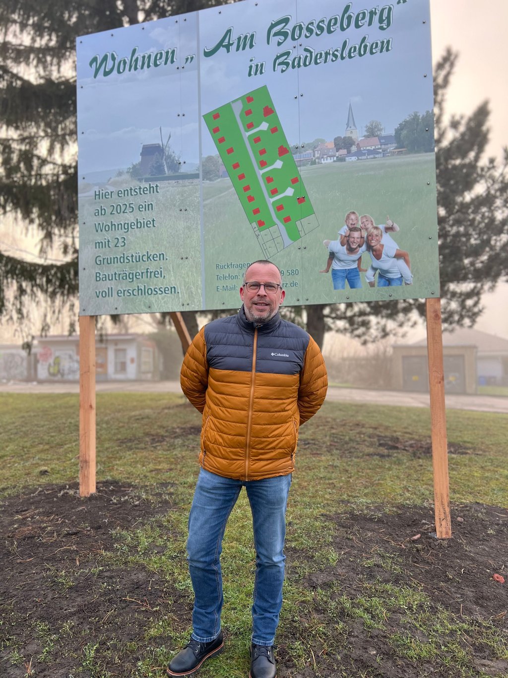 Holger Draber am neuen Schild am Ortseingang, das auf das Baugebiet in Badersleben hinweist.