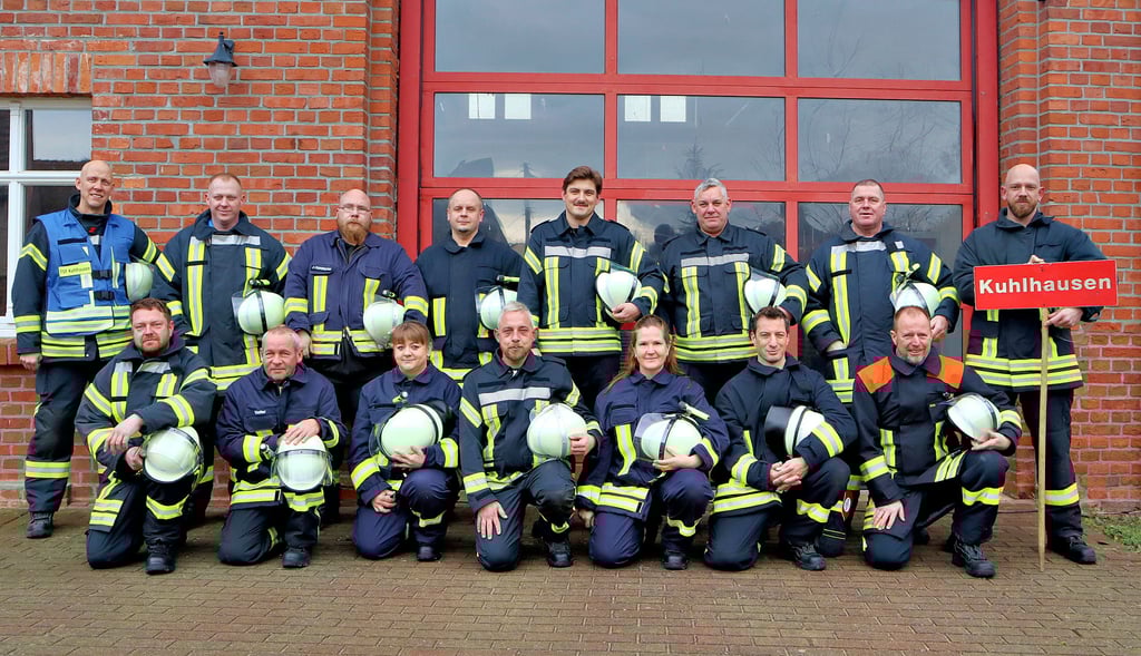 In Vorbereitung auf den 90. Geburtstag ihrer Feuerwehr haben sich die Kameraden im Jubiläumsjahr 2024 in Kuhlhausen für ein Erinnerungsfoto getroffen. In den vergangenen anderthalb Jahren ist es gelungen, die Ortswehr wieder zu einer aktiven Truppe aufzubauen.