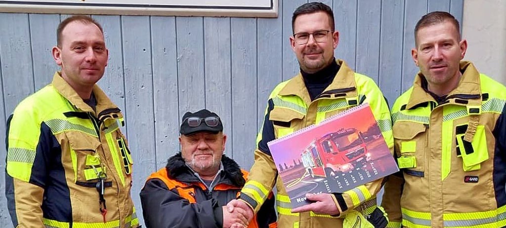 Julian Strobach (von links), Klaus-Dieter Assig, Jens Wiedemann und Marc Sommer bei der Übergabe des Kalenders bei der Feuerwehr in Burg.