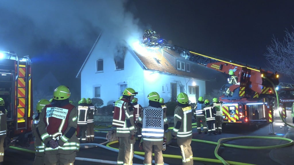 In einer Doppelhaushälfte bricht ein Feuer aus, eine Person stirbt.