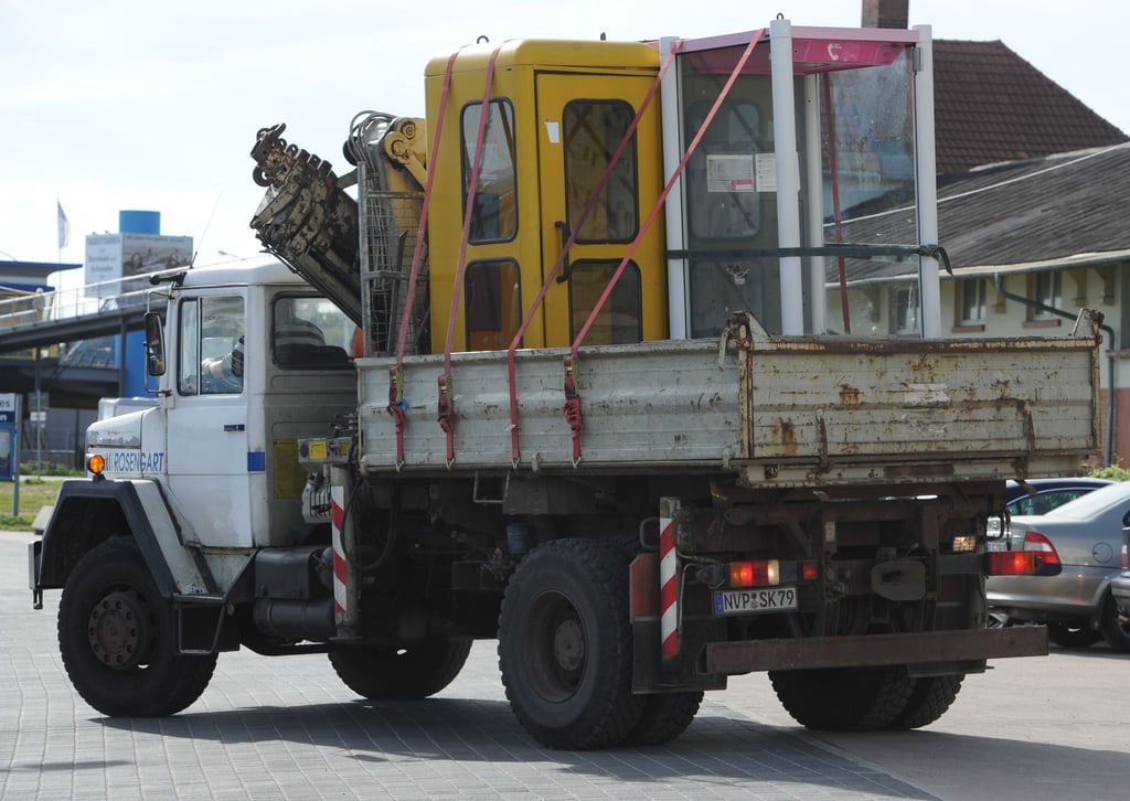 Der Abbau läuft schon seit langem: Hier werden in Sassnitz (Mecklenburg-Vorpommern) im Jahr 2010 zwei Telefonhäuschen zur Entsorgung abtransportiert. (Archivbild)