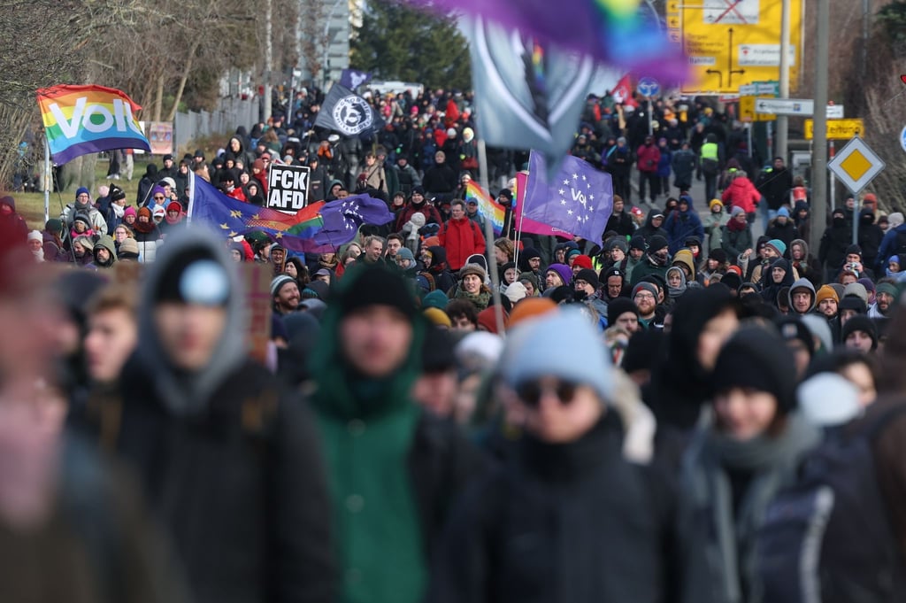 Zum Wahlkampf der AfD am Samstag in Halle an der Saale rechnet die Polizei mit mindestens einer hohen vierstelligen Zahl an Gegendemonstranten - wie hier im sächsischen Riesa. (Archivbild)