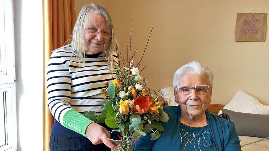 Hedwig Hartung aus Magdeburg hat im Januar 2025 ihren Geburtstag gefeiert. Neben Oberbürgermeisterin Simone Borris kam auch ihre Tochter Regina Friebe (links) zu Besuch, die ihr hier Blumen überreicht.