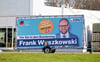 Im Köthener Stadtteil Geuz steht ein Plakat auf einem Transportanhänger von Frank Wyszkowski von der CDU.