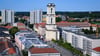 Der wieder errichtete Turm der Garnisonkirche ist in der Stadt Potsdam weithin sichtbar. 2027 soll auch eine Turmhaube auf das Bauwerk kommen. (Archivbild)