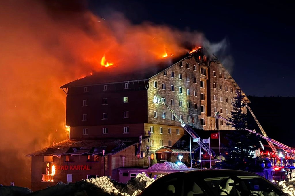 Der Brand in dem Hotel brach in der Nacht aus.