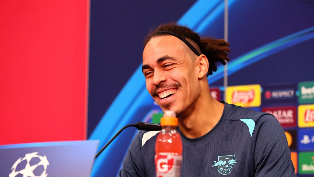 Kann über den Gag seines Trainers lachen: Yussuf Poulsen.