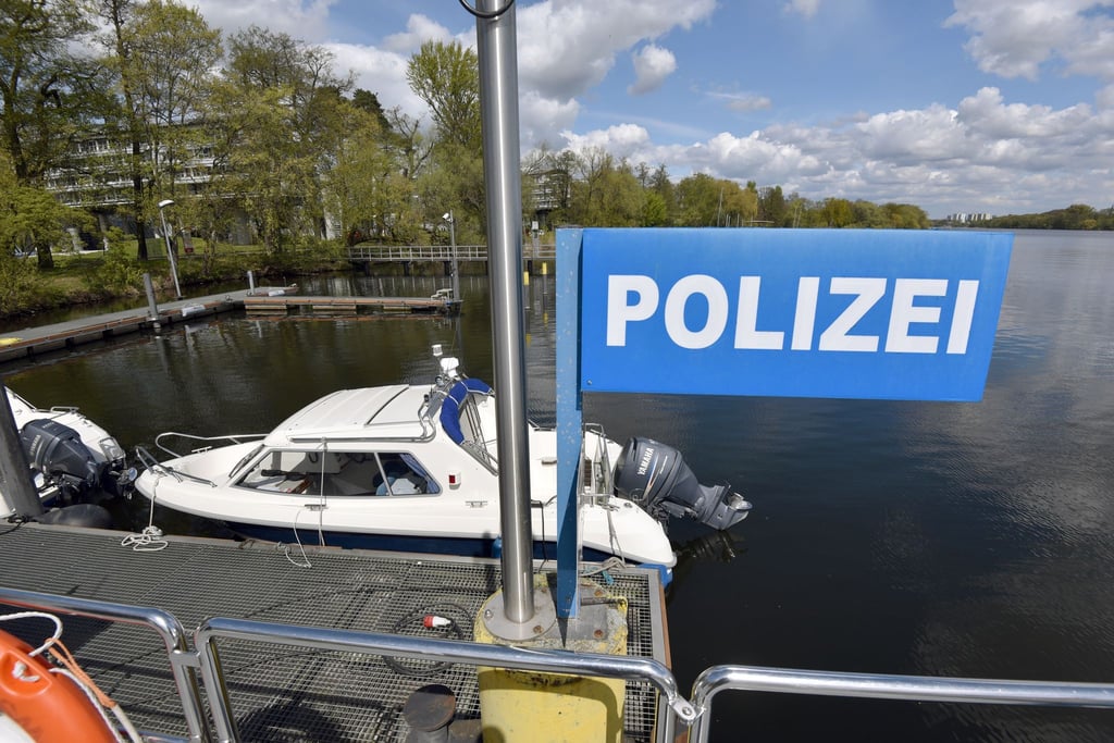 Gerade außerhalb der Wassersportsaison müssen Motorboote gut gesichert sein vor Dieben. Erneut wurden mehrere Außenbordmotoren gestohlen. (Archivbild)