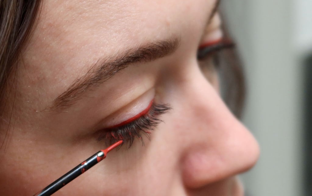 Vielseitig und strahlend: Roter Eyeliner ist angesagt.