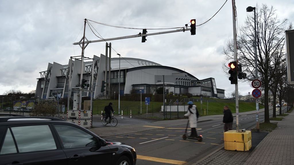 Blick auf die Ampel nahe der Getec-Arena in Magdeburg.