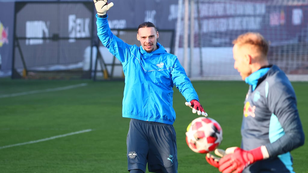 Maarten Vandevoordt wird Péter Gulácsi vertreten.