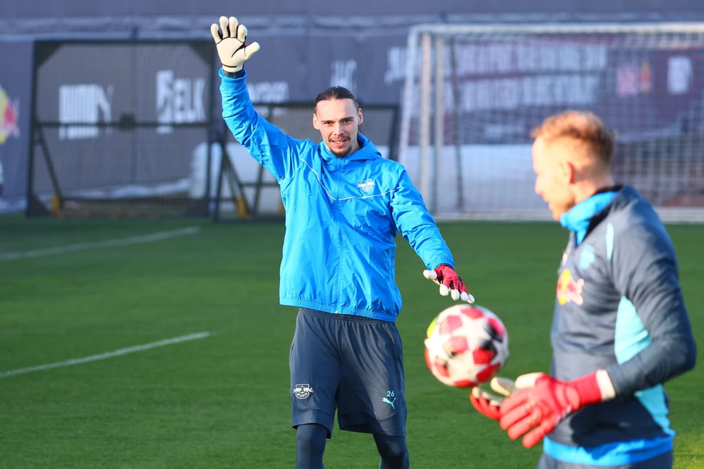 Maarten Vandevoordt wird Péter Gulácsi vertreten.