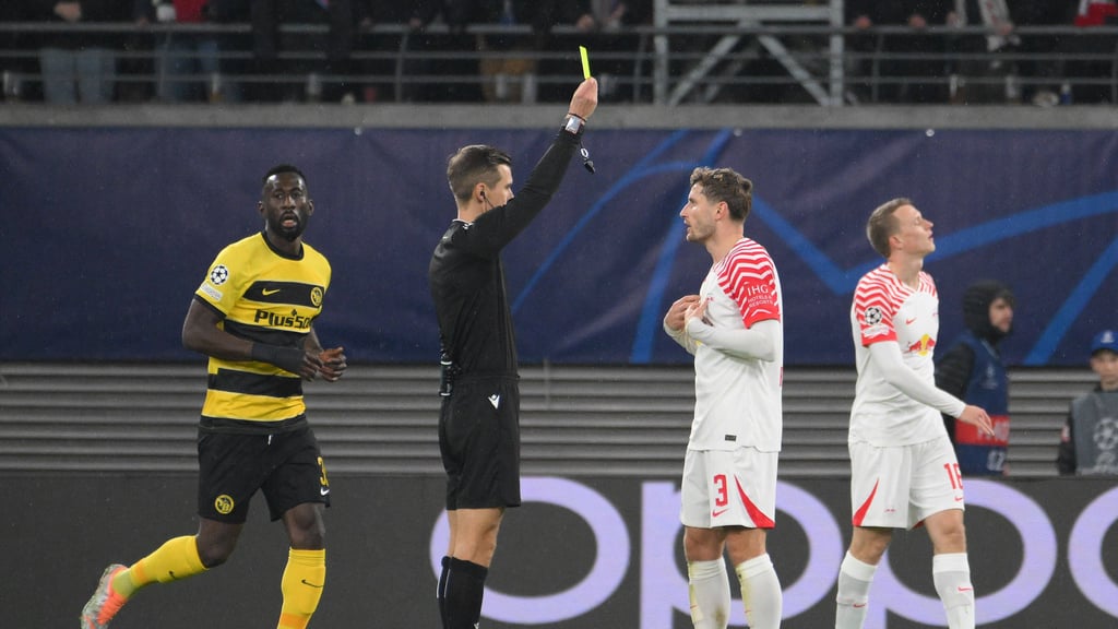 Schiedsrichter Manfredas Lukjanciukas zeigt Ex-RB-Profi Christopher Lenz die gelbe Karte.