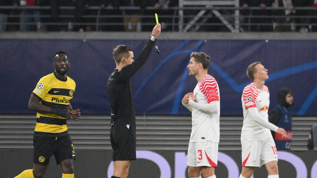 Schiedsrichter Manfredas Lukjanciukas zeigt Ex-RB-Profi Christopher Lenz die gelbe Karte.