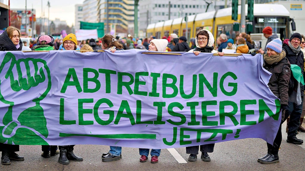Tausende Frauen demonstrieren deutschlandweit für die Entkriminalisierung von Abtreibung, wie in diesem Fall auf einer Demonstration in Berlin am 7. Dezember 2024.