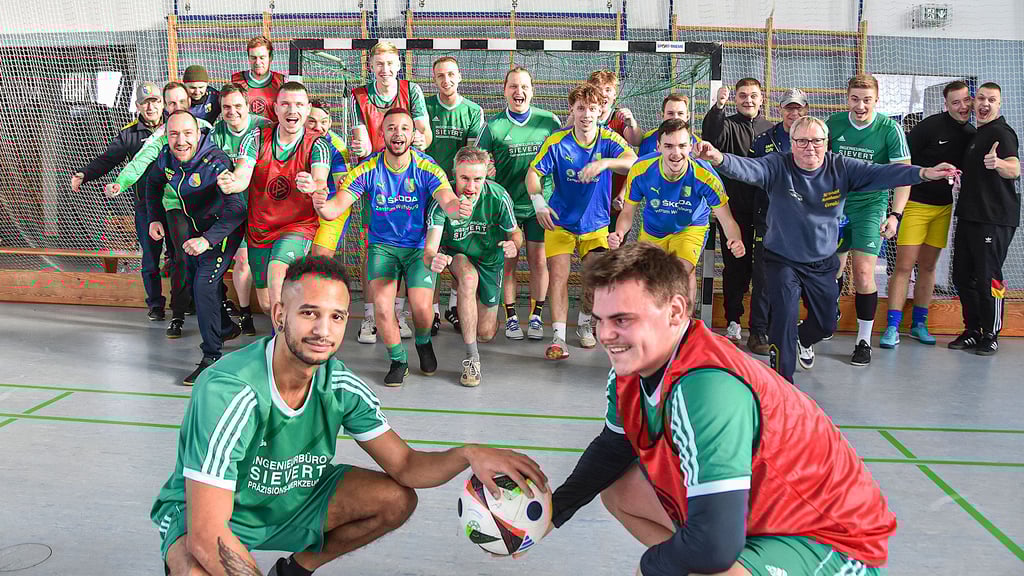 Buba Dibba (vorn; links) und Maximilian Klaus zählen beim vereinsinternen Turnier zu den Torschützenkönigen. Heiß auf den Fußball sind auch ihre Vereinsfreunde von der Sportgemeinschaft Velsdorf/Mannhausen. Die Freude auf die kommende Saison ist groß.