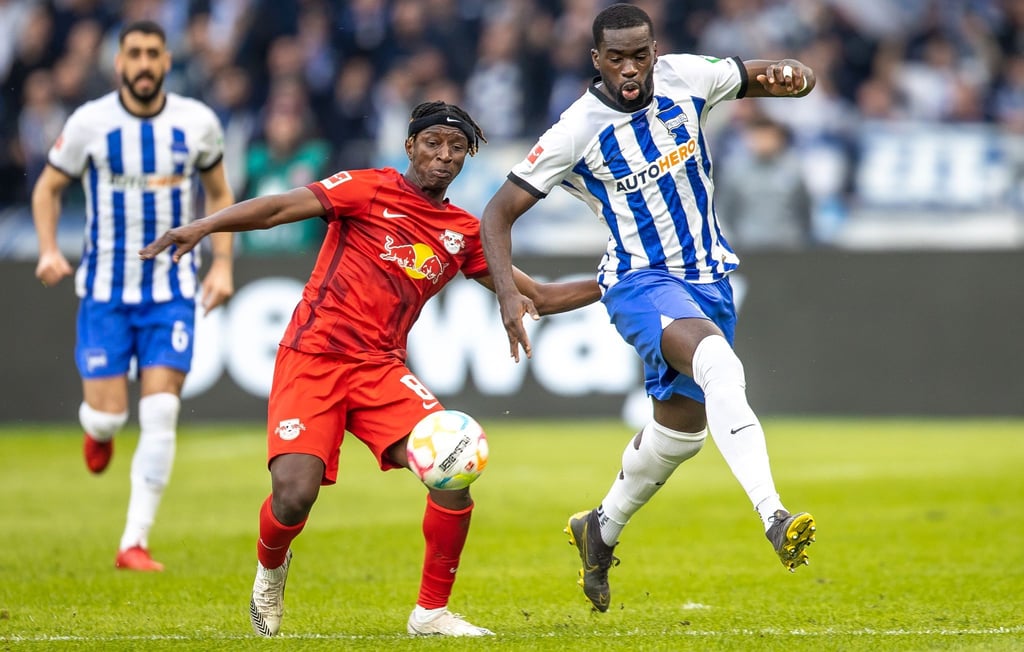 Wilfried Kanga (r) - noch im Hertha-Trikot - spielt künftig für den kroatischen Serienmeister Dinamo Zagreb.