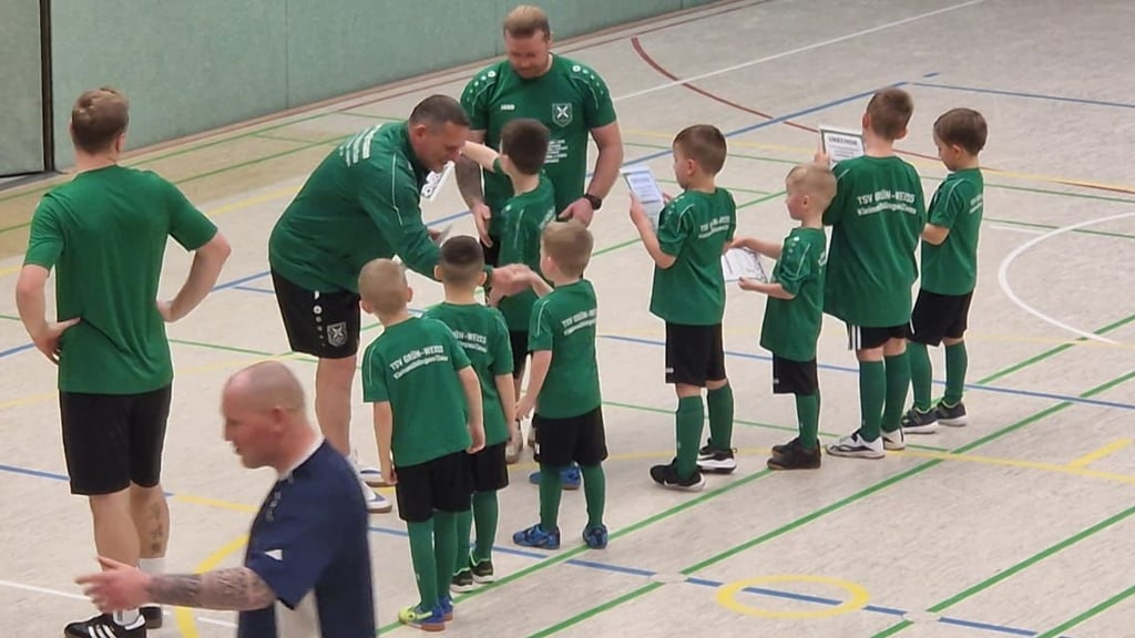 Die Bambini des TSV Grün-Weiß Kleinmühlingen/Zens waren beim Vereinsturnier das erste Mal in den Vereinstrikots aktiv und bekamen eine Urkunde.