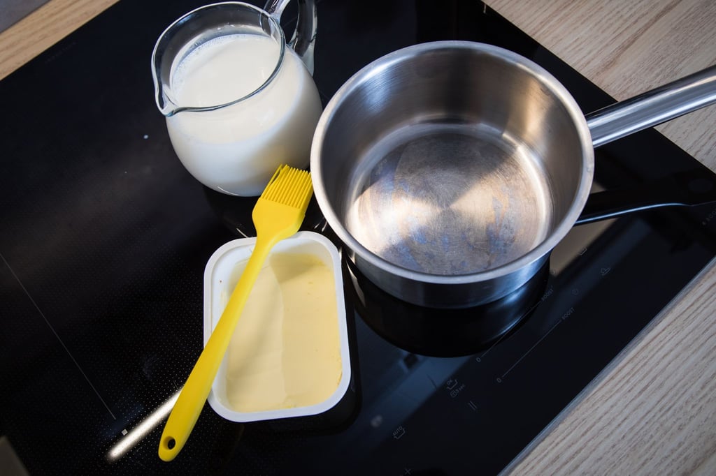 Butter am Rand eines Kochtopfs soll das Überkochen von Milch verhindern.