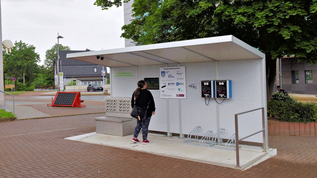 Am Bahnhof Eisleben steht seit dem vergangenen Jahr ein erster Prototyp einer Mobilitätsstation.