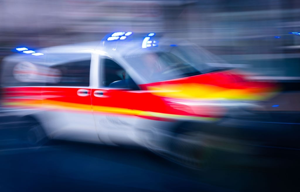 Eine Radfahrerin, die bei Rot gefahren sein soll, wurde von einem Lkw angefahren.