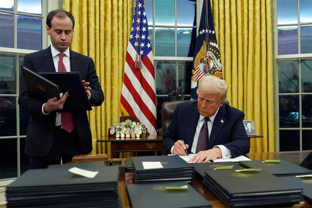 Trump unterzeichnete eine ganze Reihe von Präsidentenerlassen.