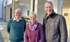 Clemens Fisher (links), Marianna Franz und Ansgar Hörsting sind zu Besuch im Verein Blickwechsel an der St.-Josef-Kirche in Neu-Olvenstedt. Sie wollen mit der entworfenen Armbinde Trost spenden und bieten Gespräche an. 