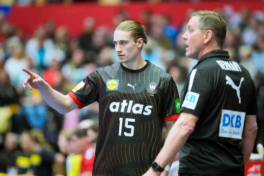 Juri Knorr (l) gehört bei der Handball-WM bisher zu den Aktivposten im deutschen Team.