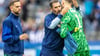 Hertha-Trainer Cristian Fiél (M) musste im Training auf seine Torhüter Tjark Ernst (r) und Marius Gersbeck (l) verzichten.