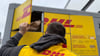 Ein typischer DHL-Paketautomat, der gerade von einem Paketboten befüllt wird. (Archivbild)