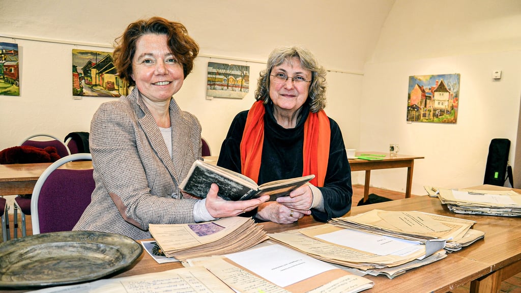 Provenienzforscherin Anastasia Yurchenko (l.) suchte im Museum der Stadt Zerbst mit Unterstützung von Museumsleiterin Agnes-Almuth Griesbach nach Anhaltspunkten von NS-Raubgut.
