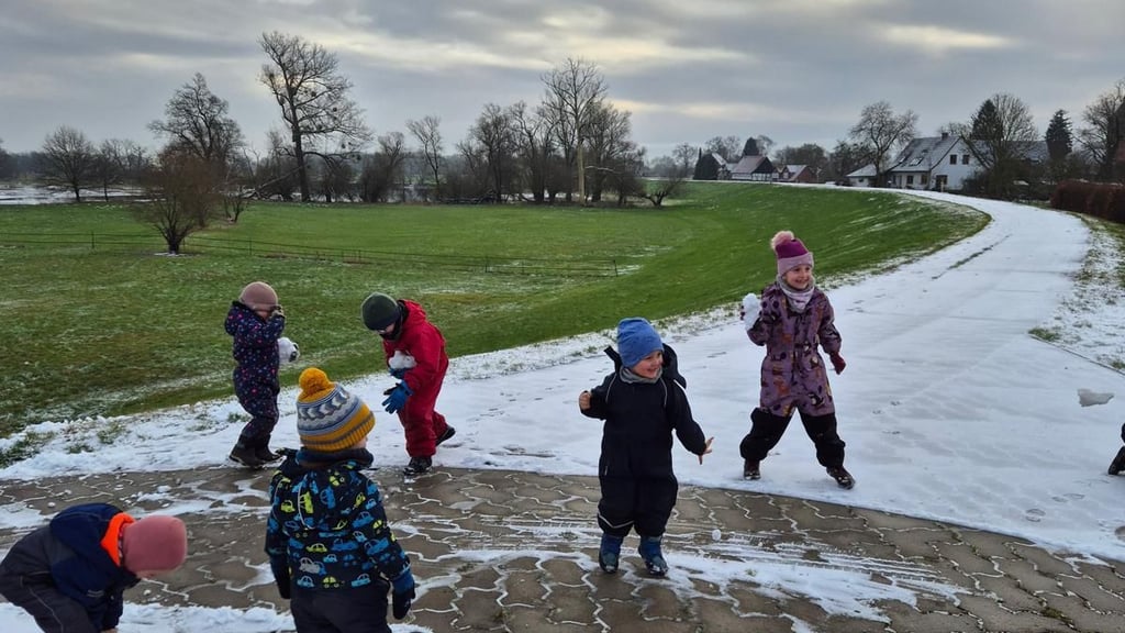 Die Kinder der „Kita Deichbiber“ Beuster bei Seehausen (Landkreis Stendal) am Dienstag beim Spaziergang. Das Dorf hat im Jahr 2024 fünf Einwohner verloren.