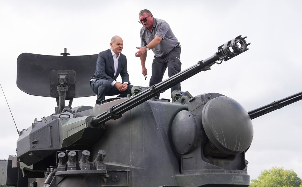Kanzler Scholz auf einem Gepard. Wie gefährlich sind Waffenlieferungen für Deutschland?