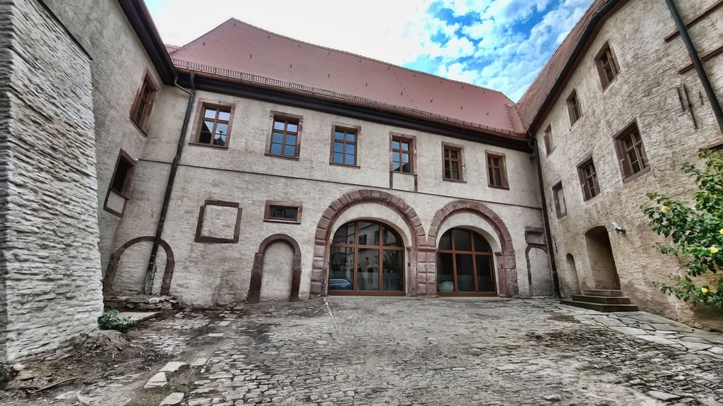 Symbolfoto - Blick auf den Goldenen Saal vom Hof des Amtsgerichtes in Sangerhausen.
