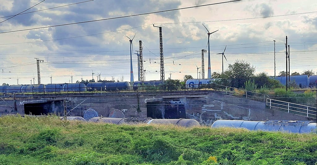 Tunnelsanierung der Superlative: Ab Februar wird das Kreuzungsbauwerk Großkorbetha – erkennbar an den charakteristischen Röhren – durch einen modernen Bahntunnel ersetzt.