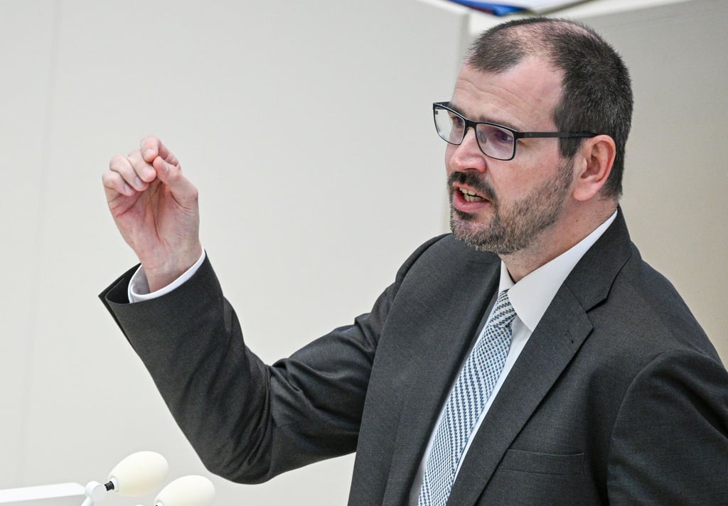 Für Brandenburgs Bildungsminister Steffen Freiberg (SPD) gehören digitale Medien zum Lebensalltag - aber auch Heft und Stift haben für ihn ihre Berechtigung (Archivbild).