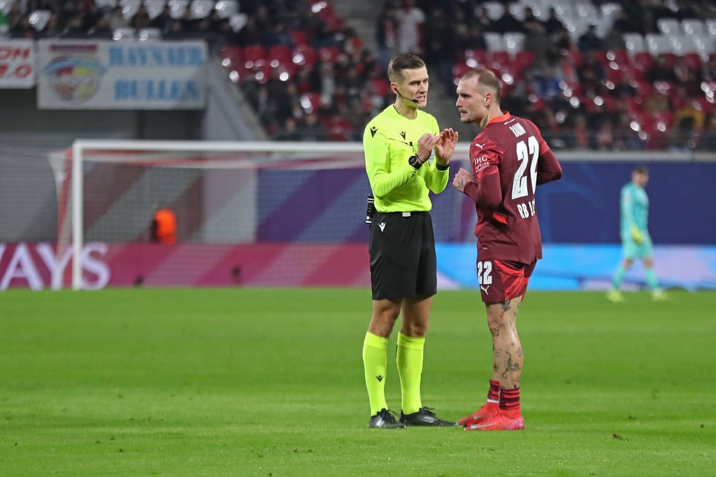 „Persönliches Problem”: David Raum und Referee Manfredas Lukjanciukas.